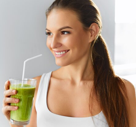 Frau drinkt einen Vitalshake, erfahre mehr über Vitalstoffe und Ernährung - Nobusan Nutrition